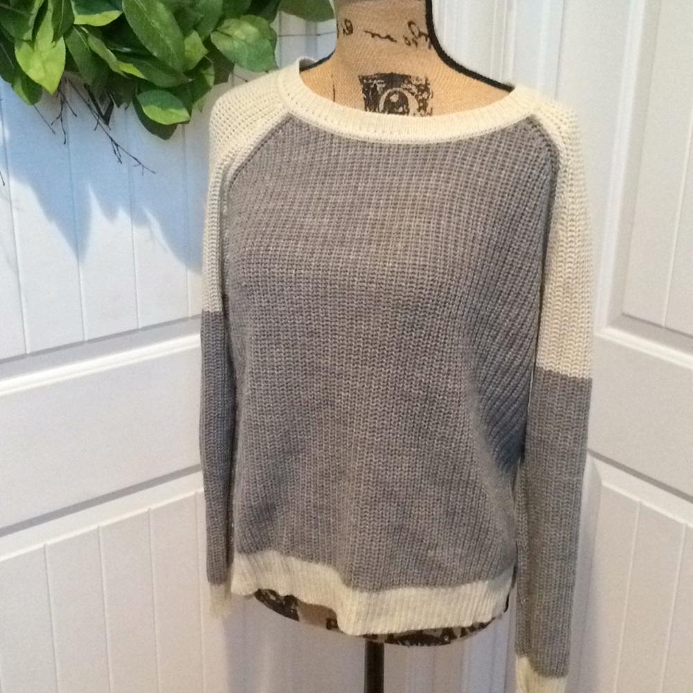 R D Style gray & cream round neck sweater M hi low